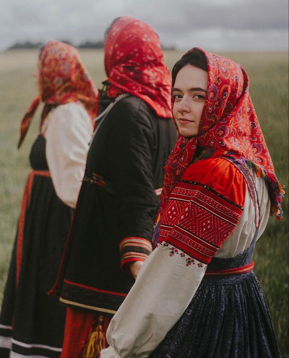 Women in Slavic costumes’s look of the day — catch her live in Gaziantep
