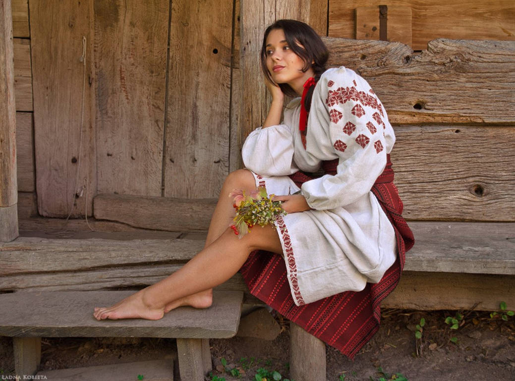 Fresh photos, fresh mood — Women in Slavic costumes online in Gaziantep